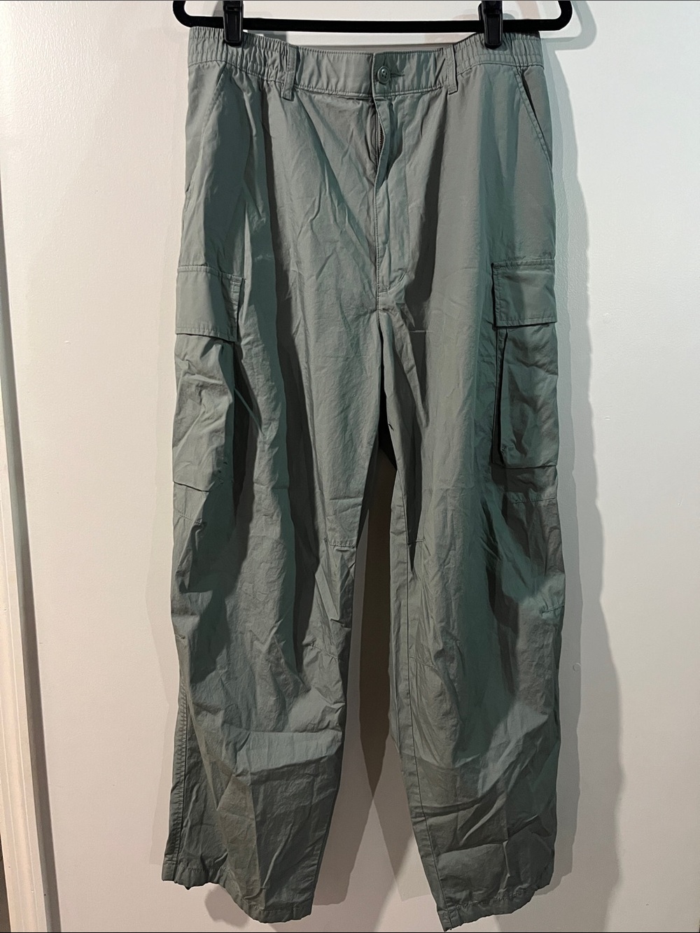 Uniqlo Men's Cargo Pants in Sage Green